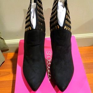 SHOE DAZZLE BLACK SUEDE-FEEL STUDDED EUC BOOTIES